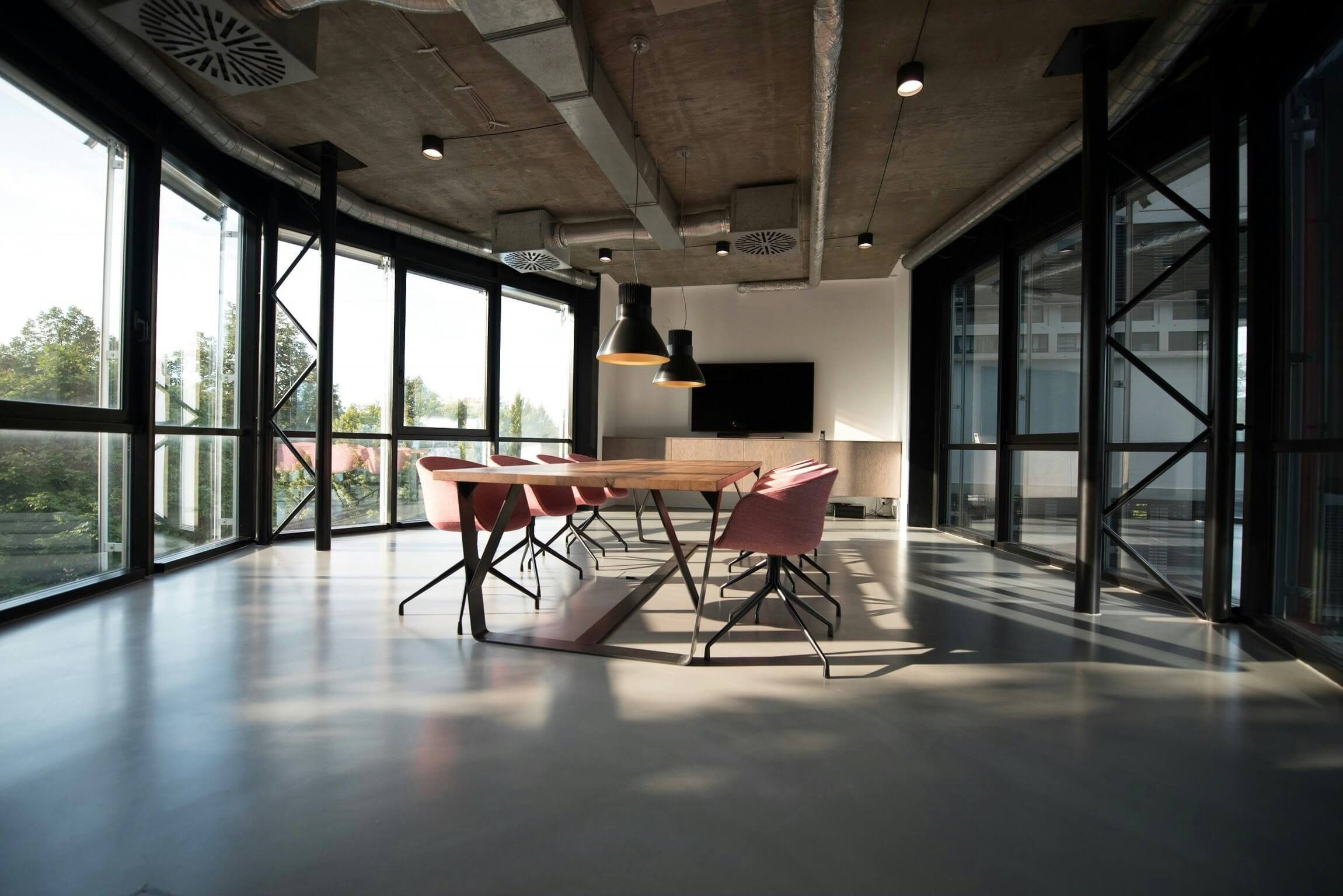 Moderner Conference Room im Loftstil. Marina Adler – Marketing mit Weitblick