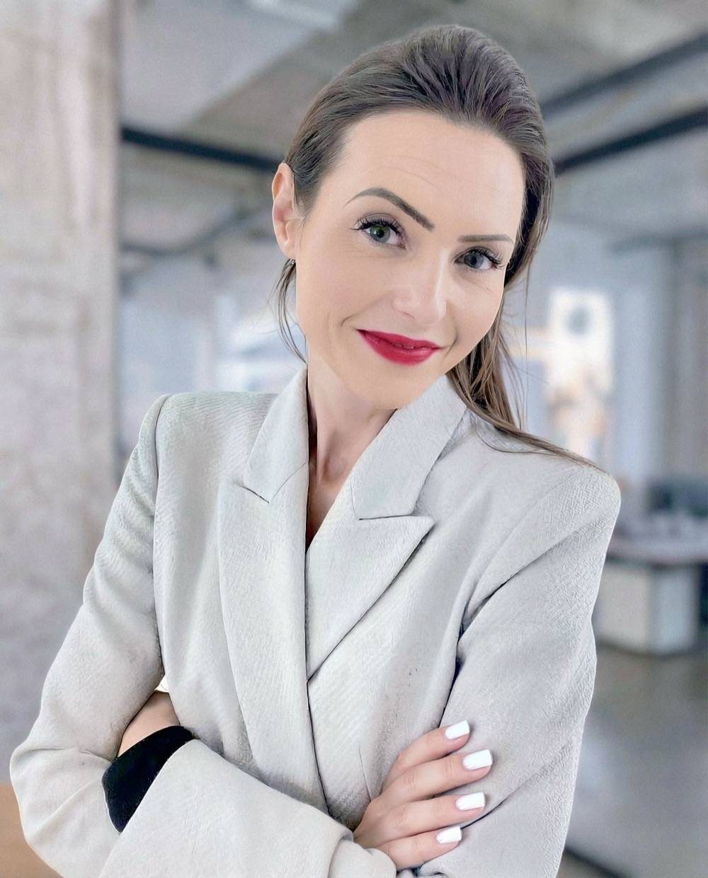 Porträt von Marina Adler, sie lächelt dich an. Marina Adler – Marketing mit Weitblick